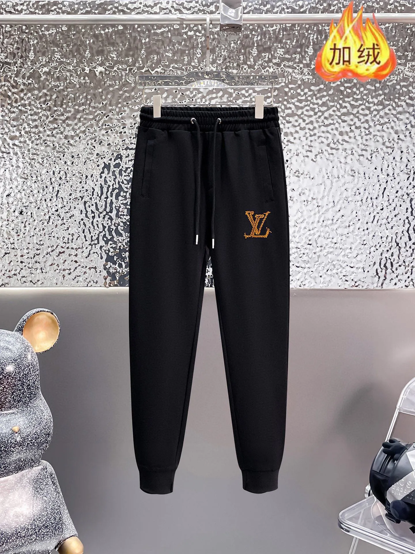 🅿️460 brand [LV Louis Vuitton] (velvet and thickened) 2025 autumn and winter new products, celebrities' favorite fashion-flavored casual suits, clean and neat tailoring, full of urban style. Made of high-quality custom-made fabrics, the lining has excellent thermal insulation effect, feels soft and dry, and the upper body effect is crisp and stylish. The three-dimensional cutting process and the pattern are all of high standards, and the silhouette version has the right benefits! It is not tight at all, and you feel good when you wear it. So many top-quality raw materials create high-end products with unparalleled value. It is the first choice for high-end fashion people. (Size: M-4XL can wear up to 200 pounds)